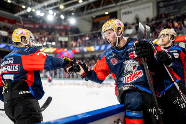 22.09.2026 - Eishockey - Saison 2026 2027 - Penny DEL - Nürnberg Ice Tigers Icetigers - Adler Mannheim - ThHa - xthxhax - Torjubel, Freude, Jubel Evan Barratt (10, Nürnberg Ice Tigers, NIT )