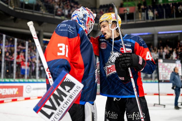 22.09.2026 - Eishockey - Saison 2026 2027 - Penny DEL - Nürnberg Ice Tigers Icetigers - Adler Mannheim - ThHa - xthxhax - Niklas Treutle (31, Nürnberg Ice Tigers, NIT ) Jake Ustorf (48, Nürnberg Ice Tigers, NIT ) Jubel, Freude