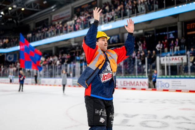 22.09.2026 - Eishockey - Saison 2026 2027 - Penny DEL - Nürnberg Ice Tigers Icetigers - Adler Mannheim - ThHa - xthxhax - Spieler des Spiels Tyler Spezia (37, Nürnberg Ice Tigers, NIT ) Jubel, Freude