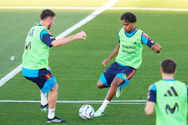 September 22, 2026, Las Rozas, Madrid, Spain: Lamine Yamal and Aymeric Laporte during the training session of Spain Team ahead of the UEFA Nations League 2026 27 matches against England, Croatia and Czech Republic at Ciudad del Futbol on September 22, 2026, in Las Rozas, Madrid, Spain. Training Session Of Spain Team - UEFA Nations League 26 27  - ZUMAa181 20260922_zaa_a181_006 Copyright: xDennisxAgyemanx