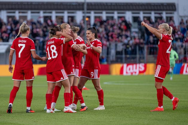 Die Muenchnerinnen bejubeln das Tor von Giulia Gwinn (FC Bayern Muenchen Frauen, 07) zum 1:0 GER, FC Bayern Muenchen Frauen vs. Manchester City WFC, UEFA Womans Champions League, Ligaphase, 1. Spieltag, Spielzeit 2026 2027, 22.09.2026 (DFL DFB REGULATIONS PROHIBIT ANY USE OF PHOTOGRAPHS as IMAGE SEQUENCES and or QUASI-VIDEO). Foto: HMB Media Heike Feiner Copyright: HMBxMedia HeikexFeiner