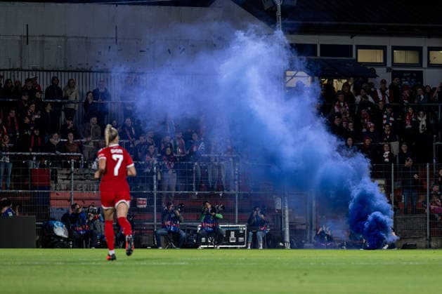 Ein blaues bengalische Feuer vor der Fankurve GER, FC Bayern Muenchen Frauen vs. Manchester City WFC, UEFA Womans Champions League, Ligaphase, 1. Spieltag, Spielzeit 2026 2027, 22.09.2026 (DFL DFB REGULATIONS PROHIBIT ANY USE OF PHOTOGRAPHS as IMAGE SEQUENCES and or QUASI-VIDEO). Foto: HMB Media Heike Feiner Copyright: HMBxMedia HeikexFeiner