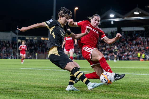 Vanessa Gilles (FC Bayern Muenchen Frauen, 02) verteidigt gegen Aoba Fujino (Manchester City WFC, 20) GER, FC Bayern Muenchen Frauen vs. Manchester City WFC, UEFA Womans Champions League, Ligaphase, 1. Spieltag, Spielzeit 2026 2027, 22.09.2026 (DFL DFB REGULATIONS PROHIBIT ANY USE OF PHOTOGRAPHS as IMAGE SEQUENCES and or QUASI-VIDEO). Foto: HMB Media Heike Feiner Copyright: HMBxMedia HeikexFeiner