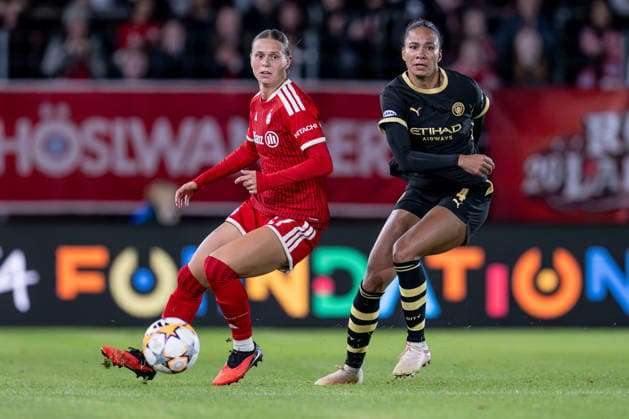 Klara Buehl (FC Bayern Muenchen Frauen, 17) und Jade Rose (Manchester City WFC, 04) GER, FC Bayern Muenchen Frauen vs. Manchester City WFC, UEFA Womans Champions League, Ligaphase, 1. Spieltag, Spielzeit 2026 2027, 22.09.2026 (DFL DFB REGULATIONS PROHIBIT ANY USE OF PHOTOGRAPHS as IMAGE SEQUENCES and or QUASI-VIDEO). Foto: HMB Media Heike Feiner Copyright: HMBxMedia HeikexFeiner