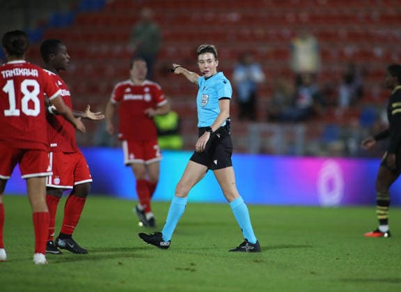 Fussball, Frauen Champions League, Saison 2026 2027, FC Bayern München - Manchester City, 1.Spieltag, Sportpark Unterhaching Schiedsrichterin Olatz Rivera Olmeda (ESP) hebt den rechten Arm