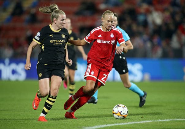 Fussball, Frauen Champions League, Saison 2026 2027, FC Bayern München - Manchester City, 1.Spieltag, Sportpark Unterhaching Pernille Harder (FC Bayern München) (re.) mit Ball im Zweikampf, Angriff