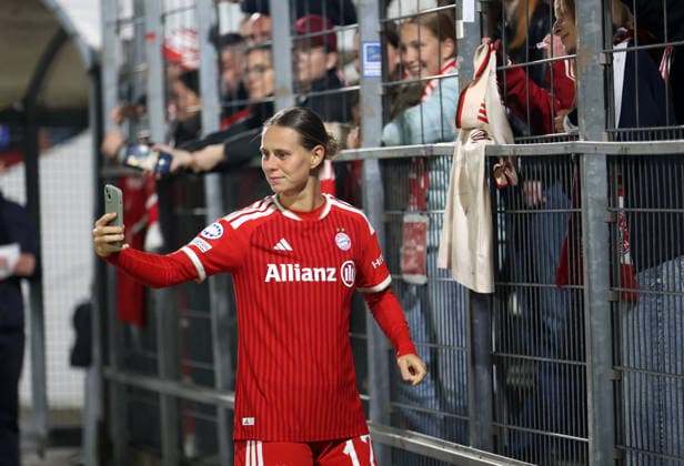 Fussball, Frauen Champions League, Saison 2026 2027, FC Bayern München - Manchester City, 1.Spieltag, Sportpark Unterhaching Klara Bühl Buehl (FC Bayern München) macht ein Selfie mit den Fans nach dem Spiel