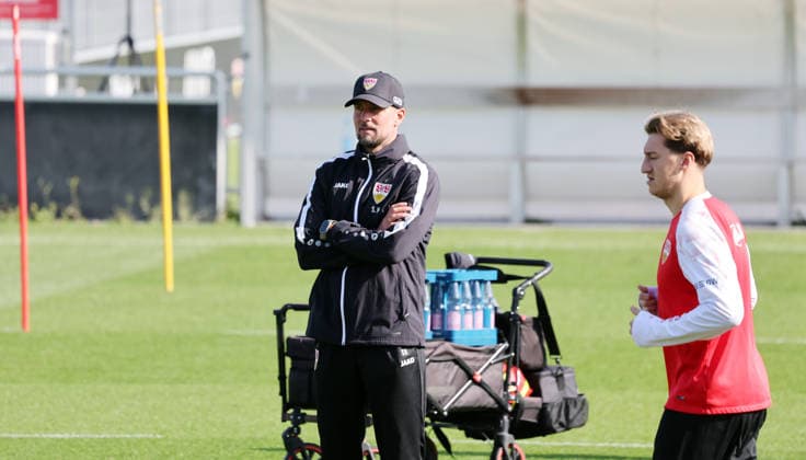 22.09.26 VfB Stuttgart Training Deutschland, Stuttgart, 22.09.2026, Fussball, Bundesliga, Saison 2026 2027, VfB Stuttgart Training: v.l. Sebastian Hoeneß (Trainer), Angelo Stiller.