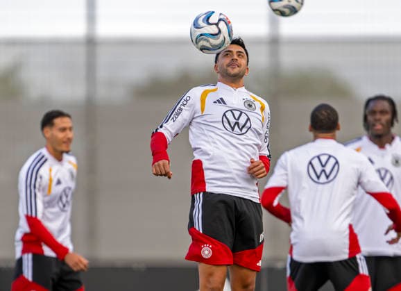 22.09.2026, Fussball DFB-Nationalmannschaft Deutschland, Trainingslager in Herzogenaurach, im Homeground bei ADIDAS, vor den UEFA Nations League Spielen, Nadiem Amiri (Deutschland) am Ball.