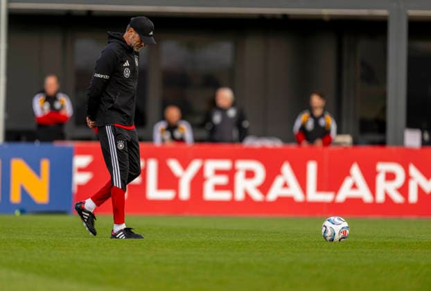 22.09.2026, Fussball DFB-Nationalmannschaft Deutschland, Trainingslager in Herzogenaurach, im Homeground bei ADIDAS, vor den UEFA Nations League Spielen, Bundestrainer Jürgen Klopp (Deutschland) nachdenklich