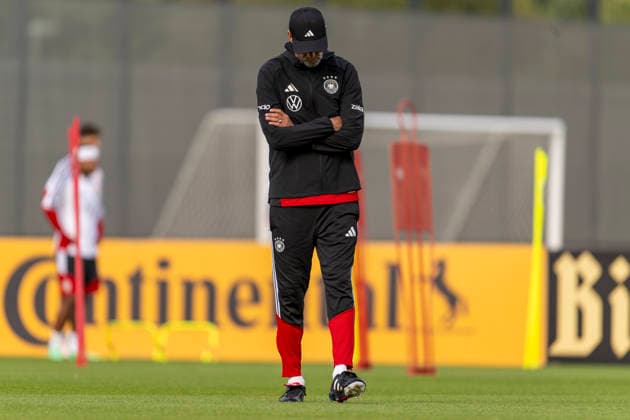 22.09.2026, Fussball DFB-Nationalmannschaft Deutschland, Trainingslager in Herzogenaurach, im Homeground bei ADIDAS, vor den UEFA Nations League Spielen, Bundestrainer Jürgen Klopp (Deutschland) nachdenklich