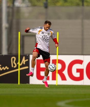 22.09.2026, Fussball DFB-Nationalmannschaft Deutschland, Trainingslager in Herzogenaurach, im Homeground bei ADIDAS, vor den UEFA Nations League Spielen, Max Rosenfelder (Deutschland) am Ball