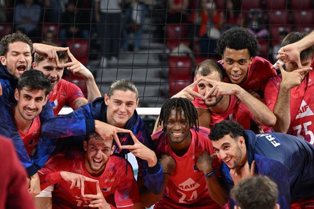 France Storms Into EuroVolley Semis With Dominant Straight-Sets Sweep Over Romania SOFIA, BULGARIA - SEPTEMBER 22: Players of the French national team, Nationalteam celebrate on court after defeating Romania in a straight-sets sweep (25-16, 25-19, 25-19) during the quarterfinals of the CEV Enel EuroVolley 2026 Men at the Arena 8888 Sofia in Sofia, Bulgaria, on September 22, 2026. The crucial victory avenges their pool play loss and launches the reigning Olympic champions into the final four. Sofia Bulgaria  Copyright: xArturxWidakx originalFilename:widak-francest260922_npGAX.jpg
