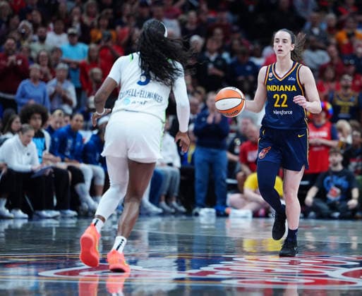 INDIANAPOLIS, IN - SEPTEMBER 22: Indiana Fever guard Caitlin Clark (22) brings the ball up court against the Minnesota Lynx on September 22, 2026, at Gainbridge Fieldhouse in Indianapolis, Indiana. (Photo by Brian Spurlock Icon Sportswire) WNBA, Basketball Damen, USA SEP 22 Minnesota Lynx at Indiana Fever EDITORIAL USE ONLY Icon2609223