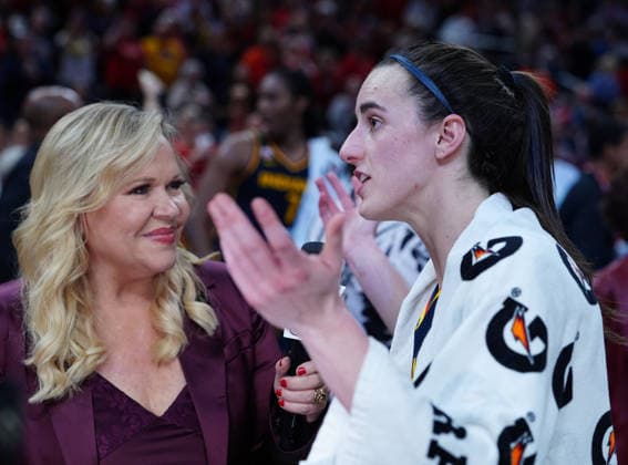 INDIANAPOLIS, IN - SEPTEMBER 22: Indiana Fever guard Caitlin Clark (22) does an interview with ESPN sideline reporter Holly Rowe after defeating the Minnesota Lynx on September 22, 2026, at Gainbridge Fieldhouse in Indianapolis, Indiana. (Photo by Brian Spurlock Icon Sportswire) WNBA, Basketball Damen, USA SEP 22 Minnesota Lynx at Indiana Fever EDITORIAL USE ONLY Icon26092211