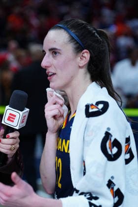INDIANAPOLIS, IN - SEPTEMBER 22: Indiana Fever guard Caitlin Clark (22) does an interview with ESPN sideline reporter Holly Rowe after defeating the Minnesota Lynx on September 22, 2026, at Gainbridge Fieldhouse in Indianapolis, Indiana. (Photo by Brian Spurlock Icon Sportswire) WNBA, Basketball Damen, USA SEP 22 Minnesota Lynx at Indiana Fever EDITORIAL USE ONLY Icon26092212