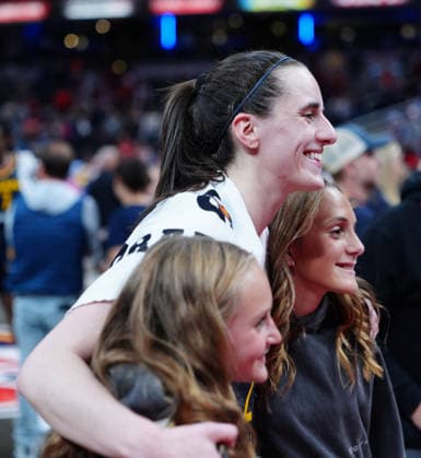 INDIANAPOLIS, IN - SEPTEMBER 22: Indiana Fever guard Caitlin Clark (22) poses for a photo with young fans after defeating the Minnesota Lynx on Fan Appreciation Night on September 22, 2026, at Gainbridge Fieldhouse in Indianapolis, Indiana. (Photo by Brian Spurlock Icon Sportswire) WNBA, Basketball Damen, USA SEP 22 Minnesota Lynx at Indiana Fever EDITORIAL USE ONLY Icon26092214