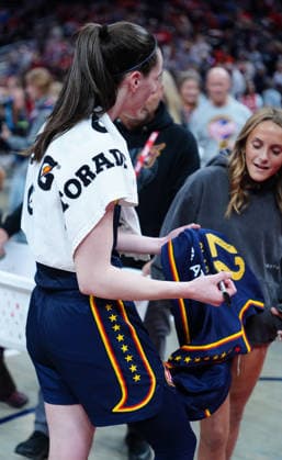INDIANAPOLIS, IN - SEPTEMBER 22: Indiana Fever guard Caitlin Clark (22) autographs a jersey after defeating the Minnesota Lynx on Fan Appreciation Night on September 22, 2026, at Gainbridge Fieldhouse in Indianapolis, Indiana. (Photo by Brian Spurlock Icon Sportswire) WNBA, Basketball Damen, USA SEP 22 Minnesota Lynx at Indiana Fever EDITORIAL USE ONLY Icon26092215