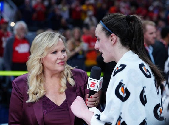 INDIANAPOLIS, IN - SEPTEMBER 22: Indiana Fever guard Caitlin Clark (22) does an interview with ESPN sideline reporter Holly Rowe after defeating the Minnesota Lynx on September 22, 2026, at Gainbridge Fieldhouse in Indianapolis, Indiana. (Photo by Brian Spurlock Icon Sportswire) WNBA, Basketball Damen, USA SEP 22 Minnesota Lynx at Indiana Fever EDITORIAL USE ONLY Icon2609229