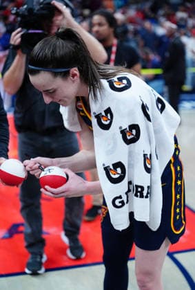 INDIANAPOLIS, IN - SEPTEMBER 22: Indiana Fever guard Caitlin Clark (22) autographs mini basketballs after defeating the Minnesota Lynx on Fan Appreciation Night on September 22, 2026, at Gainbridge Fieldhouse in Indianapolis, Indiana. (Photo by Brian Spurlock Icon Sportswire) WNBA, Basketball Damen, USA SEP 22 Minnesota Lynx at Indiana Fever EDITORIAL USE ONLY Icon26092216