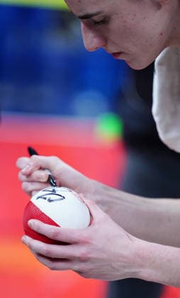 INDIANAPOLIS, IN - SEPTEMBER 22: Indiana Fever guard Caitlin Clark (22) autographs mini basketballs after defeating the Minnesota Lynx on Fan Appreciation Night on September 22, 2026, at Gainbridge Fieldhouse in Indianapolis, Indiana. (Photo by Brian Spurlock Icon Sportswire) WNBA, Basketball Damen, USA SEP 22 Minnesota Lynx at Indiana Fever EDITORIAL USE ONLY Icon26092218