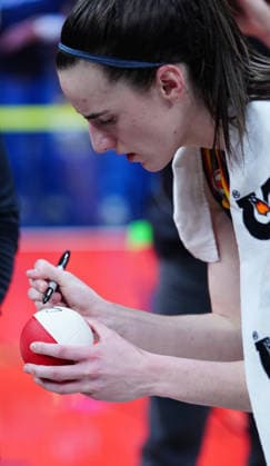 INDIANAPOLIS, IN - SEPTEMBER 22: Indiana Fever guard Caitlin Clark (22) autographs mini basketballs after defeating the Minnesota Lynx on Fan Appreciation Night on September 22, 2026, at Gainbridge Fieldhouse in Indianapolis, Indiana. (Photo by Brian Spurlock Icon Sportswire) WNBA, Basketball Damen, USA SEP 22 Minnesota Lynx at Indiana Fever EDITORIAL USE ONLY Icon26092219