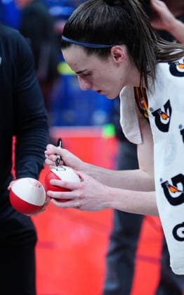 INDIANAPOLIS, IN - SEPTEMBER 22: Indiana Fever guard Caitlin Clark (22) autographs mini basketballs after defeating the Minnesota Lynx on Fan Appreciation Night on September 22, 2026, at Gainbridge Fieldhouse in Indianapolis, Indiana. (Photo by Brian Spurlock Icon Sportswire) WNBA, Basketball Damen, USA SEP 22 Minnesota Lynx at Indiana Fever EDITORIAL USE ONLY Icon26092220