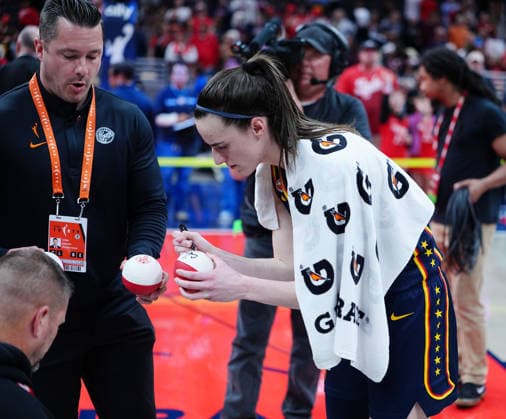 INDIANAPOLIS, IN - SEPTEMBER 22: Indiana Fever guard Caitlin Clark (22) autographs mini basketballs after defeating the Minnesota Lynx on Fan Appreciation Night on September 22, 2026, at Gainbridge Fieldhouse in Indianapolis, Indiana. (Photo by Brian Spurlock Icon Sportswire) WNBA, Basketball Damen, USA SEP 22 Minnesota Lynx at Indiana Fever EDITORIAL USE ONLY Icon26092221