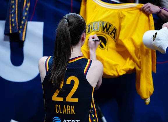 INDIANAPOLIS, IN - SEPTEMBER 22: Indiana Fever guard Caitlin Clark (22) signs autographs after defeating the Minnesota Lynx on Fan Appreciation Night on September 22, 2026, at Gainbridge Fieldhouse in Indianapolis, Indiana. (Photo by Brian Spurlock Icon Sportswire) WNBA, Basketball Damen, USA SEP 22 Minnesota Lynx at Indiana Fever EDITORIAL USE ONLY Icon26092228