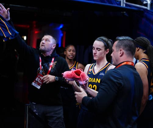 INDIANAPOLIS, IN - SEPTEMBER 22: Indiana Fever guard Caitlin Clark (22) autographs a shoe after defeating the Minnesota Lynx on Fan Appreciation Night on September 22, 2026, at Gainbridge Fieldhouse in Indianapolis, Indiana. (Photo by Brian Spurlock Icon Sportswire) WNBA, Basketball Damen, USA SEP 22 Minnesota Lynx at Indiana Fever EDITORIAL USE ONLY Icon26092227