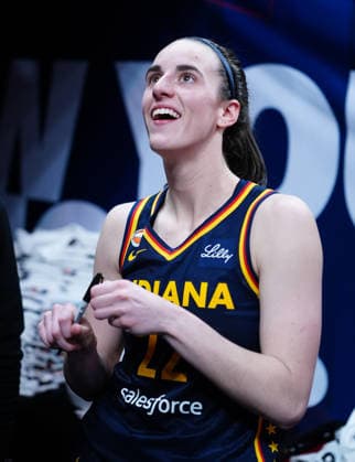 INDIANAPOLIS, IN - SEPTEMBER 22: Indiana Fever guard Caitlin Clark (22) interacts with fans as Caitlin Clarks signs autographs after defeating the Minnesota Lynx on Fan Appreciation Night on September 22, 2026, at Gainbridge Fieldhouse in Indianapolis, Indiana. (Photo by Brian Spurlock Icon Sportswire) WNBA, Basketball Damen, USA SEP 22 Minnesota Lynx at Indiana Fever EDITORIAL USE ONLY Icon26092229