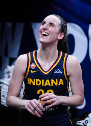 INDIANAPOLIS, IN - SEPTEMBER 22: Indiana Fever guard Caitlin Clark (22) interacts with fans as Caitlin Clarks signs autographs after defeating the Minnesota Lynx on Fan Appreciation Night on September 22, 2026, at Gainbridge Fieldhouse in Indianapolis, Indiana. (Photo by Brian Spurlock Icon Sportswire) WNBA, Basketball Damen, USA SEP 22 Minnesota Lynx at Indiana Fever EDITORIAL USE ONLY Icon26092230