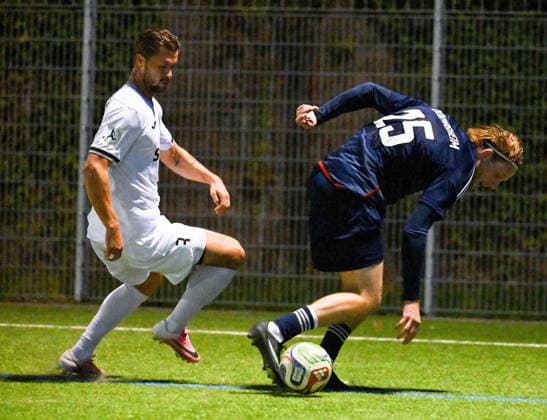 22.09.2026, xpsx, Fussball Hessenpokal Achtelfinale, Germania Doernigheim - TSV Steinbach Haiger v.l. Nick Galle (Steinbach), Frederik Novak (Dörnigheim) Maintal Hessen Deutschland (DEU)
