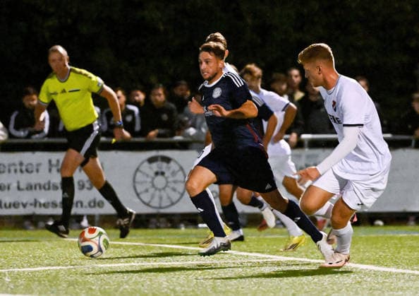 22.09.2026, xpsx, Fussball Hessenpokal Achtelfinale, Germania Doernigheim - TSV Steinbach Haiger v.l. Emanuel Becker (Dörnigheim), Ertan Hajdaraj (Steinbach) Maintal Hessen Deutschland (DEU)