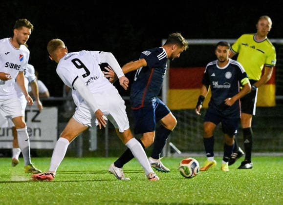 22.09.2026, xpsx, Fussball Hessenpokal Achtelfinale, Germania Doernigheim - TSV Steinbach Haiger v.l. Ertan Hajdaraj (Steinbach), Emanuel Becker (Dörnigheim) Maintal Hessen Deutschland (DEU)