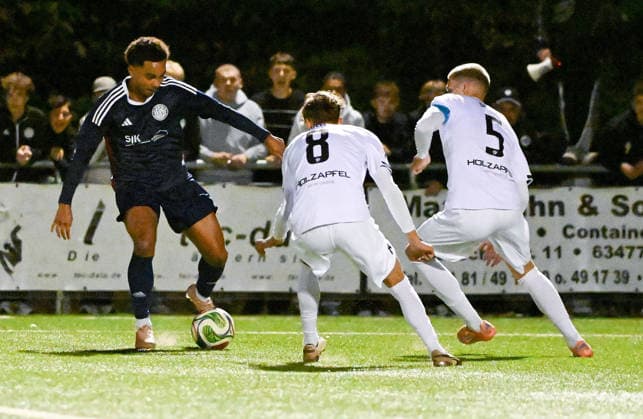 22.09.2026, xpsx, Fussball Hessenpokal Achtelfinale, Germania Doernigheim - TSV Steinbach Haiger v.l. Ronaldo Obinna Torres Euchrich (Steinbach), Levin Müller (Steinbach), Dawyn-Paul Donner (Steinbach) Maintal Hessen Deutschland (DEU)