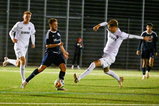 22.09.2026, xpsx, Fussball Hessenpokal Achtelfinale, Germania Doernigheim - TSV Steinbach Haiger v.l. Emanuel Becker (Dörnigheim), Ertan Hajdaraj (Steinbach) Maintal Hessen Deutschland (DEU)