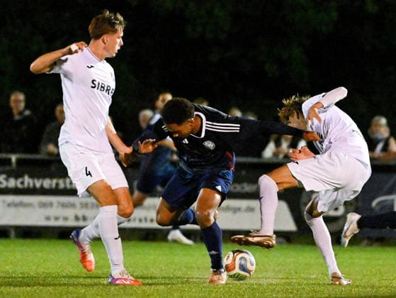 22.09.2026, xpsx, Fussball Hessenpokal Achtelfinale, Germania Doernigheim - TSV Steinbach Haiger v.l. Ronaldo Obinna Torres Eurich (Dörnigheim), Levin Müller (Steinbach) Maintal Hessen Deutschland (DEU)