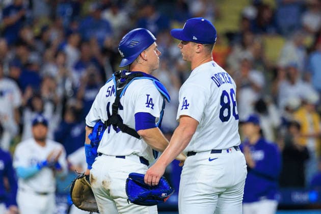 September 22, 2026, Los Angeles, California, USA: Will Smith 16 of the Los Angeles Dodgers congratulates closer Jack Dreyer 86 after winning a regular-season MLB, Baseball Herren, USA game against the San Diego Padres on Tuesday September 22, 2026 at Dodger Stadium in Los Angeles, California. Dodgers defeat Padres, 7-0. JAVIER ROJAS PI Los Angeles USA - ZUMAp124 20260922_zaa_p124_030 Copyright: xJavierxRojasx