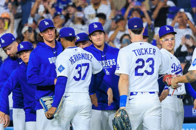 September 22, 2026, Los Angeles, California, USA: Shohei Ohtani 17 of the Los Angeles Dodgers goes to shake hands with teammates after winning a regular-season MLB, Baseball Herren, USA game against the San Diego Padres on Tuesday September 22, 2026 at Dodger Stadium in Los Angeles, California. Dodgers defeat Padres, 7-0. JAVIER ROJAS PI Los Angeles USA - ZUMAp124 20260922_zaa_p124_033 Copyright: xJavierxRojasx