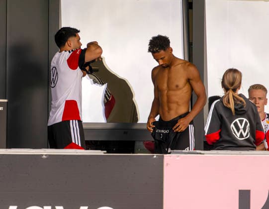 22.09.2026, Fussball DFB-Nationalmannschaft Deutschland, Trainingslager in Herzogenaurach, im Homeground bei ADIDAS, vor den UEFA Nations League Spielen, Bambase Conte (Deutschland) zieht sich um.