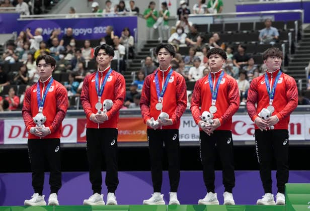 (260923) -- NAGOYA, Sept. 23, 2026 -- Silver medalists Oka Shinnosuke, Hashimoto Daiki, Tsukiyama Shoma, Tsunogai Tomoharu and Kaneta Kiichi of team Japan (from L to R) pose during the awarding ceremony for men s team of Artistic Gymnastics at the 20th Asian Games Aichi-Nagoya 2026 in Nagoya, Japan, Sept. 23, 2026. ) (SP)JAPAN-NAGOYA-ASIAN GAMES-ARTISTIC GYMNASTICS-MEN S TEAM FINAL JiaxYuchen 