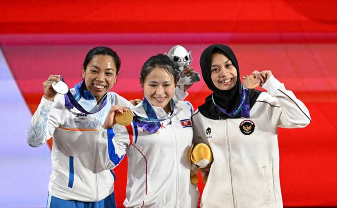 (260923) -- NAGOYA, Sept. 23, 2026 -- Gold medalist Ri Song Gum of the Democratic People s Republic of Korea (C) , silver medalist Mirabai Chanu Saikhom of India (L) and bronze medalist Luluk Diana Tri Wijayana of Indonesia celebrate during the awarding ceremony for the women s 49kg final of weightlifting at the 20th Asian Games Aichi-Nagoya 2026 in Nagoya, Japan, Sept. 23, 2026. ) (SP)JAPAN-NAGOYA-ASIAN GAMES-WEIGHTLIFTING-WOMEN S 49KG YuxYang 