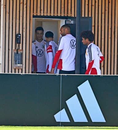 23.09.2026, Fussball DFB-Nationalmannschaft Deutschland, Trainingslager in Herzogenaurach, im Homeground bei ADIDAS, vor den UEFA Nations League Spielen, v.l. Jamal Musiala , Jonathan Tah (Deutschland) und Karim Adeyemi (Deutschland) gehen aufs Klo