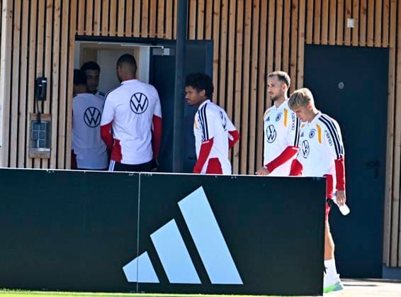 23.09.2026, Fussball DFB-Nationalmannschaft Deutschland, Trainingslager in Herzogenaurach, im Homeground bei ADIDAS, vor den UEFA Nations League Spielen, v.l. Jamal Musiala , Jonathan Tah (Deutschland) Karim Adeyemi Max Rosenfelder (Deutschland) gehen aufs Klo