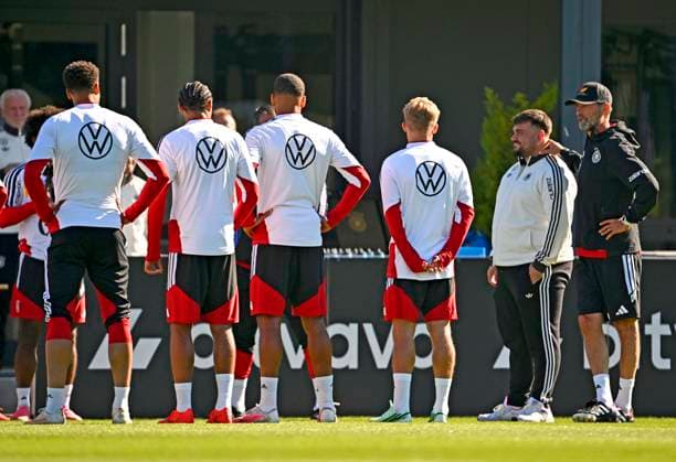 23.09.2026, Fussball DFB-Nationalmannschaft Deutschland, Trainingslager in Herzogenaurach, im Homeground bei ADIDAS, vor den UEFA Nations League Spielen, Trainer Jürgen Klopp (Deutschland) , und der Videograf der Geburtstag hat