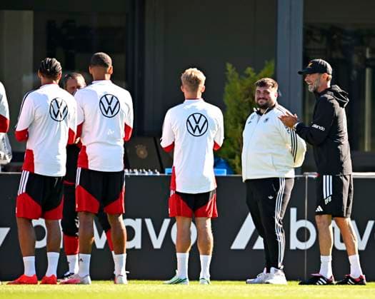 23.09.2026, Fussball DFB-Nationalmannschaft Deutschland, Trainingslager in Herzogenaurach, im Homeground bei ADIDAS, vor den UEFA Nations League Spielen, Trainer Jürgen Klopp (Deutschland) , und der Videograf der Geburtstag hat