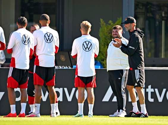 23.09.2026, Fussball DFB-Nationalmannschaft Deutschland, Trainingslager in Herzogenaurach, im Homeground bei ADIDAS, vor den UEFA Nations League Spielen, Trainer Jürgen Klopp (Deutschland) , und der Videograf der Geburtstag hat