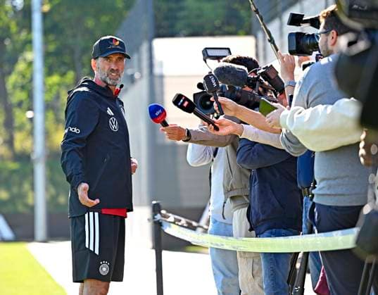 23.09.2026, Fussball DFB-Nationalmannschaft Deutschland, Trainingslager in Herzogenaurach, im Homeground bei ADIDAS, vor den UEFA Nations League Spielen, Trainer Jürgen Klopp (Deutschland) beim Interview