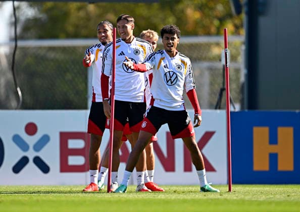 23.09.2026, Fussball DFB-Nationalmannschaft Deutschland, Trainingslager in Herzogenaurach, im Homeground bei ADIDAS, vor den UEFA Nations League Spielen, Nathaniel Brown (Deutschland), Kevin Schade (Deutschland) und Hennes Behrens (Deutschalnd) und Younes Ebnoutalib (Deutschland).